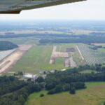 Ansicht am 12.07.2024. Links die Baustelle der Start- und Landebahn, rechts die der Rollwege und der Abstellfläche. Ganz rechts, am Solarpark, entsteht die neue Zufahrtstraße.
